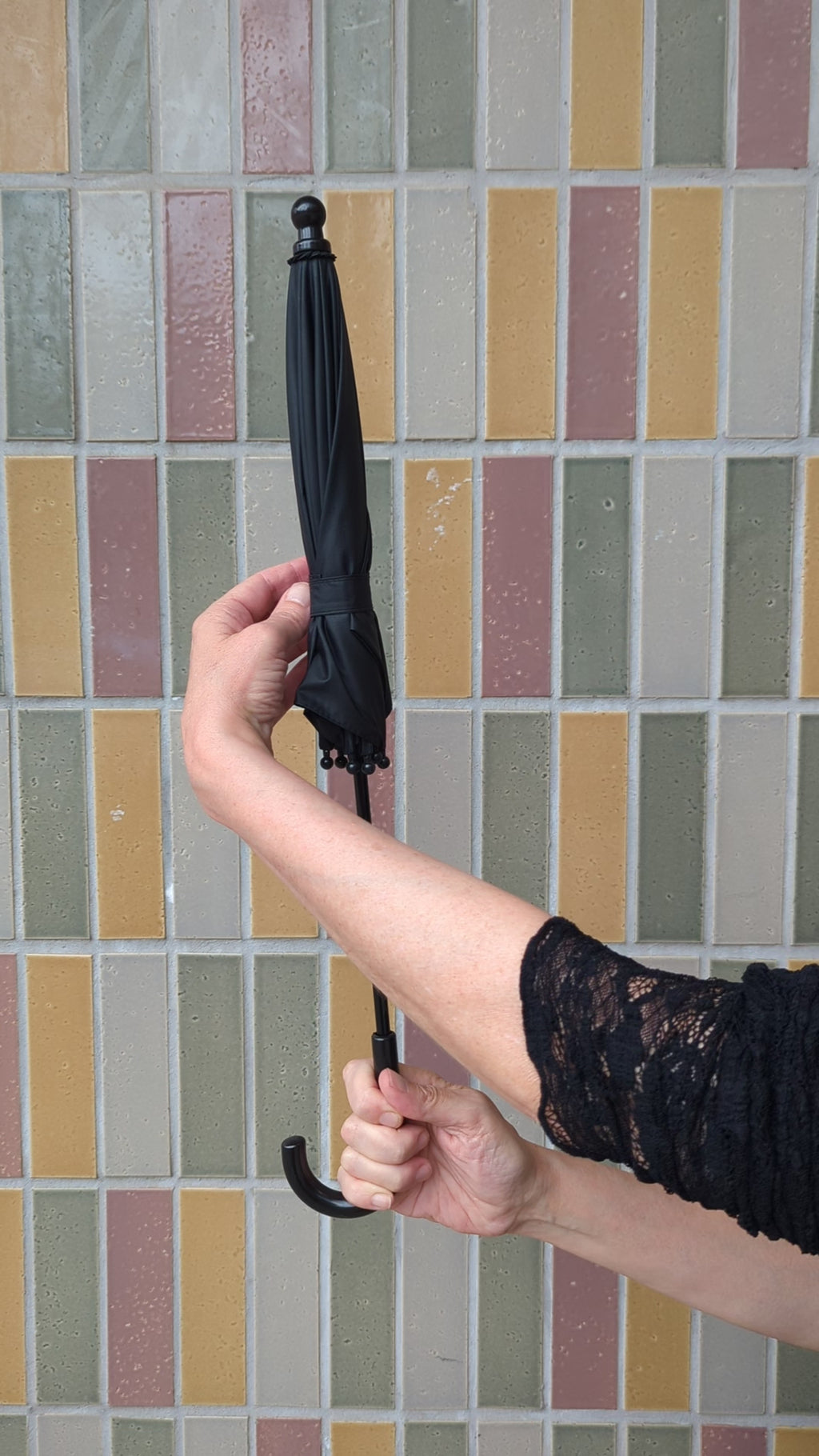 Corinna demonstrates how the mini brelly (Stroll Shade Parasol) functions.